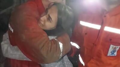 Hatay’da enkaz altında kalan 16 yaşındaki kız kurtarıldı