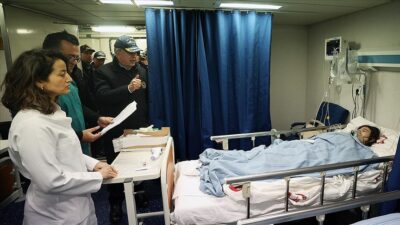 Milli Savunma Bakanı Akar dev yüzer hastaneleri inceledi