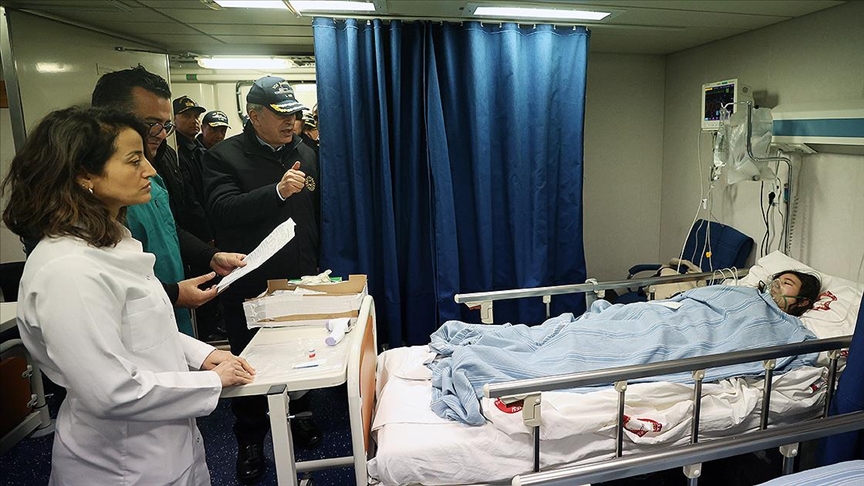 Milli Savunma Bakanı Akar dev yüzer hastaneleri inceledi