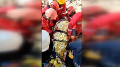 85 yaşındaki kadın 152’nci saatte kurtarıldı