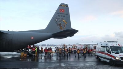 Depremde yaralanan 31 kişi TSK’nın kargo uçağıyla İstanbul’a getirildi
