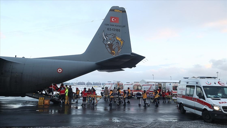 Depremde yaralanan 31 kişi TSK’nın kargo uçağıyla İstanbul’a getirildi