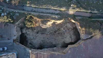 Gaziantep’te depremin etkisiyle dev çukur oluştu