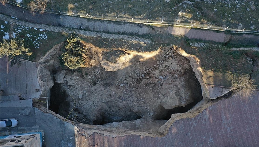 Gaziantep’te depremin etkisiyle dev çukur oluştu
