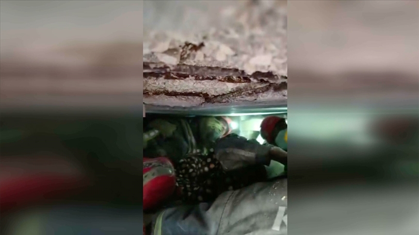 Enkaz altında kalan çocuk 128 saat sonra kurtarıldı