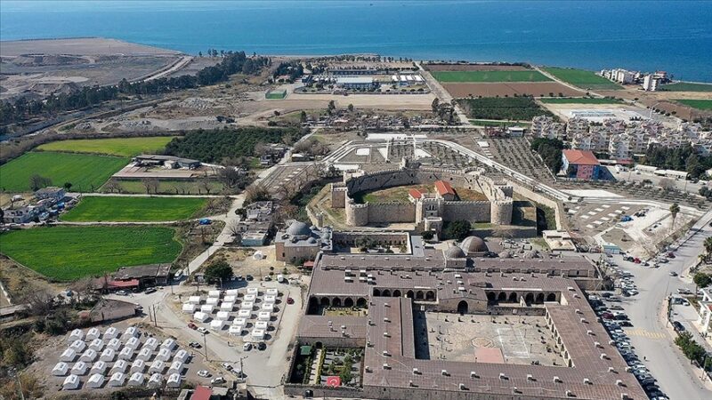 Kahramanmaraş merkezli depremlerden Hatay'ın Payas ilçesinde evleri hasar gören vatandaşlardan