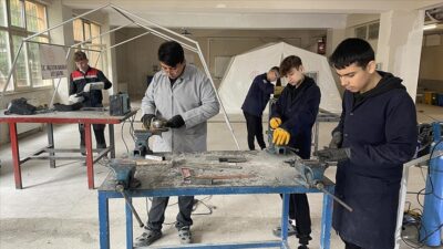 Bursa’daki 3 eğitim kurumu depremzedeler için AFAD standartlarında çadır üretiyor