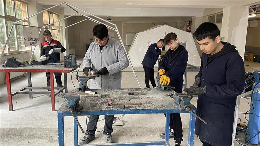 Bursa’daki 3 eğitim kurumu depremzedeler için AFAD standartlarında çadır üretiyor