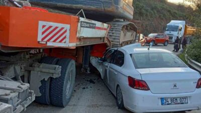 Bursa’da tırın altına giren araçtan yaralı çıktılar