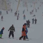 Uludağ’da yarıyılın son gününde tatilciler karın keyfini çıkarttı