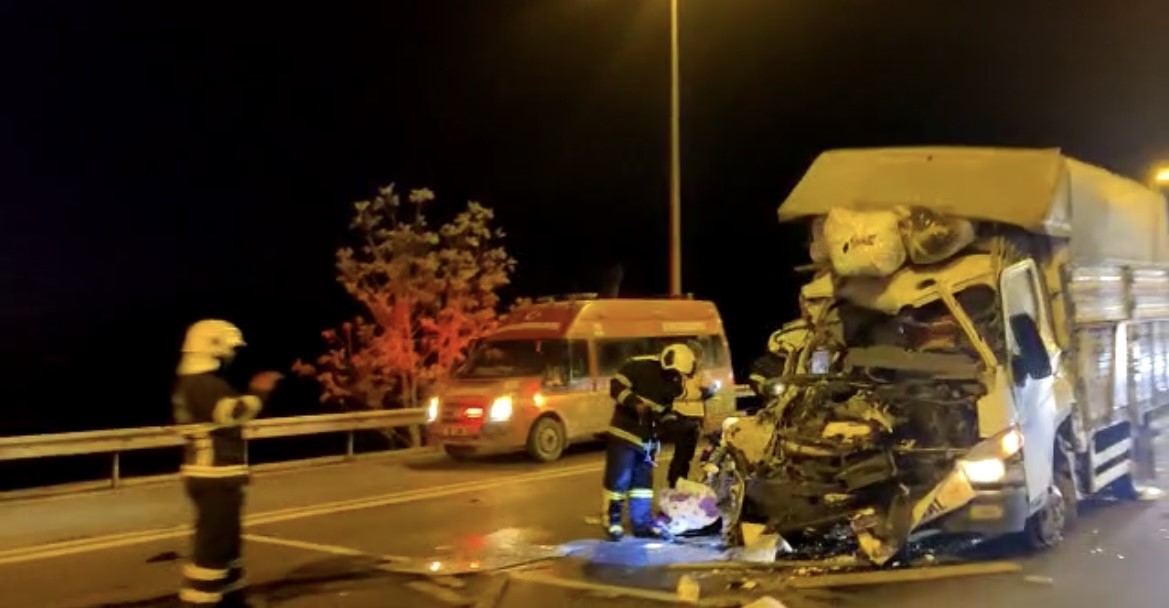 Yardım malzemesi taşıyan kamyonet, yardım malzemesi taşıyan tıra arkadan çarptı