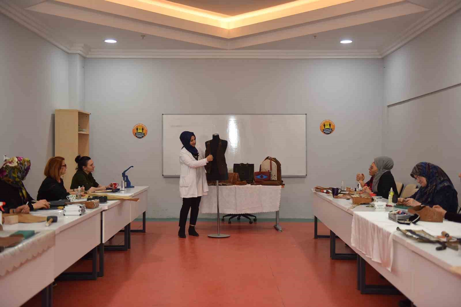 Yıldırım’da deri sanatının incelikleri öğretiliyor Yıldırım’da deri sanatının incelikleri öğretiliyor