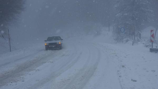 Kütahya-Bursa karayolunda kar yağışı