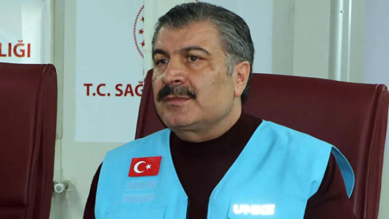 Bakan Koca: ‘Vatandaşlarımızın tozdan korunması için maske dağıtımına devam ediyoruz’ Sağlık Bakanı Fahrettin Koca, enkaz bölgesinde depremzedelerin tozdan korunmaları için
