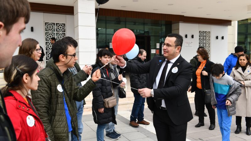 Mustafakemalpaşa’da otizme dikkat çekmek için gökyüzüne yüzlerce balon salındı. 2