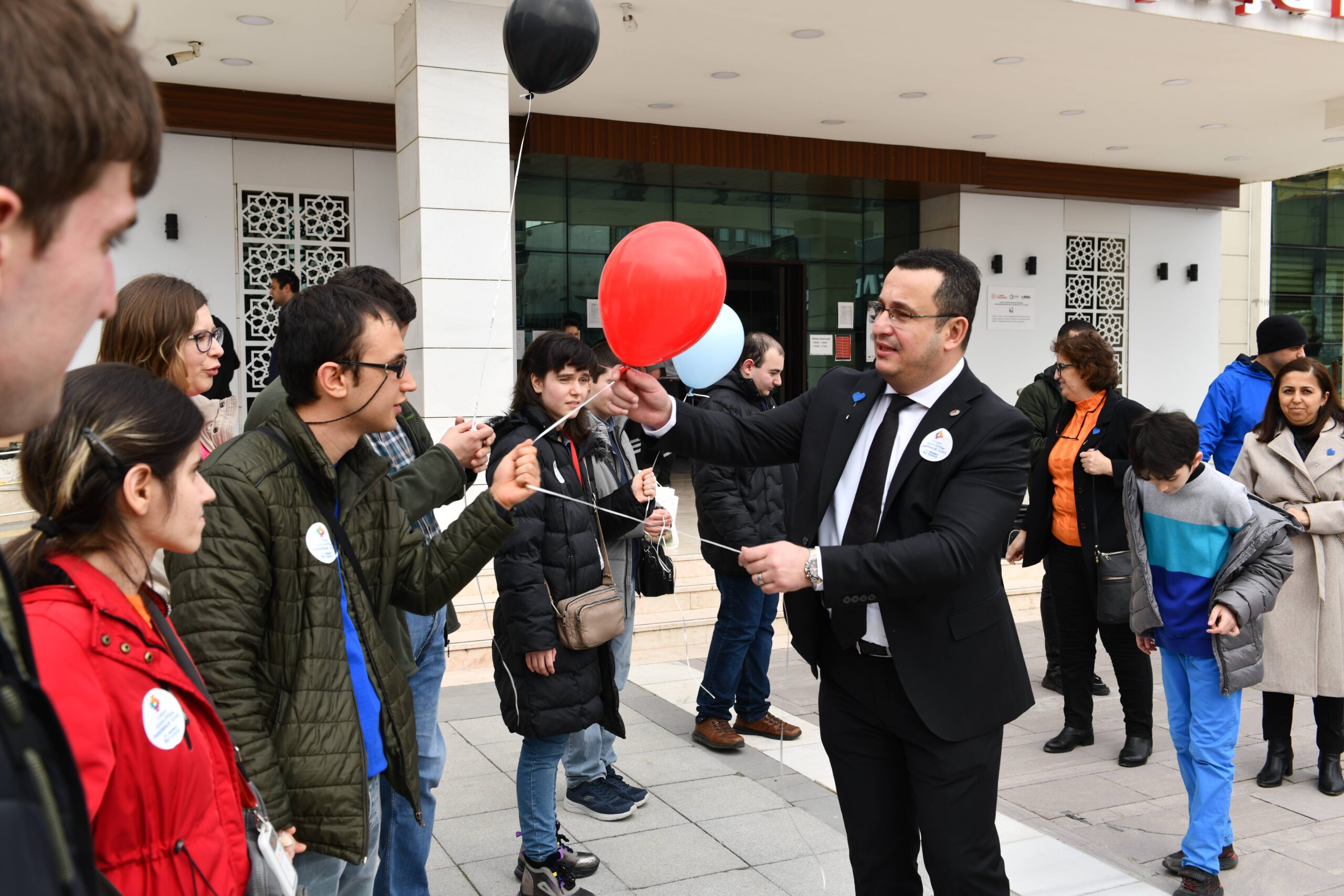 Otizm Farkındalık Günü’nde balonlar deprem bölgesi için gökyüzüne salındı