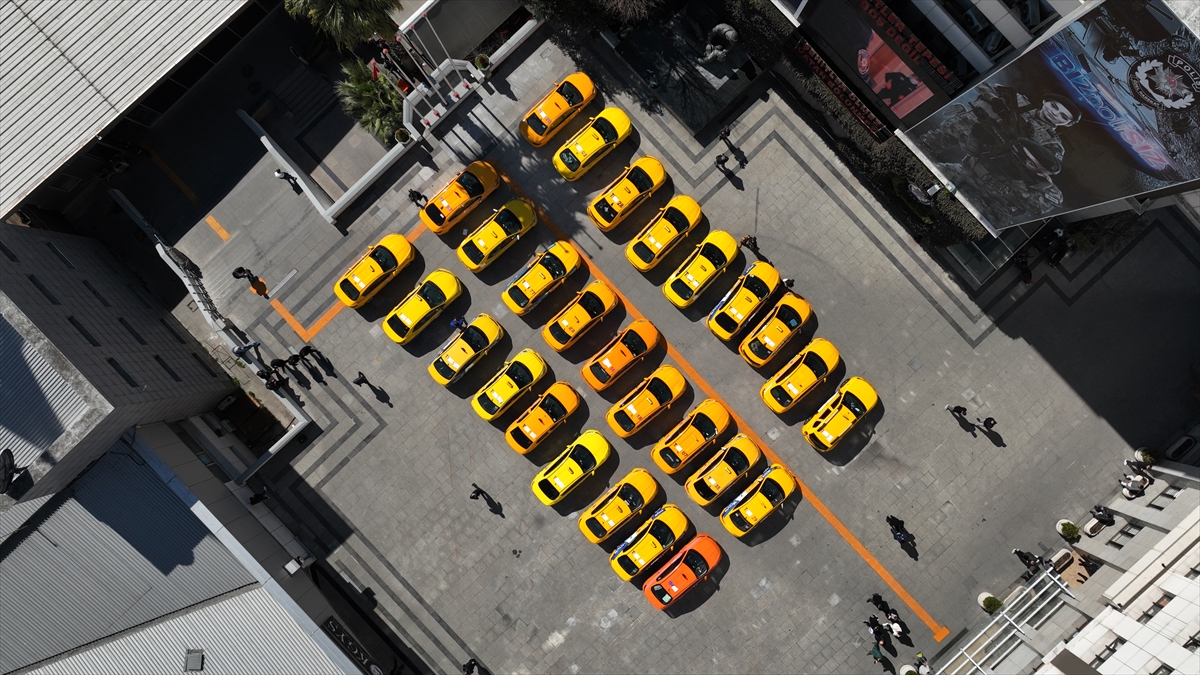 Uyuşturucu operasyonunda ele geçirilen araçlar sergilendi Uyuşturucu operasyonunda ele geçirilen araçlar sergilendi