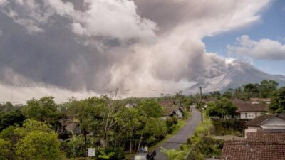 Endonezya’da yanardağ patladı