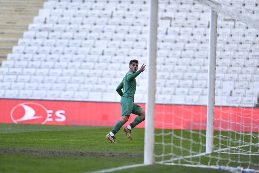 Hat-trick yapan Berat mutluluktan uçuyor