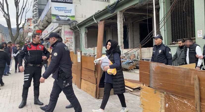 Bursa’da 3 saatlik müzakere eşi ve bebeği gelince son buldu