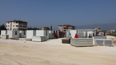 Büyükşehir Belediyesi Hatay’da konteyner evlerin kurulumunu hızlandırdı