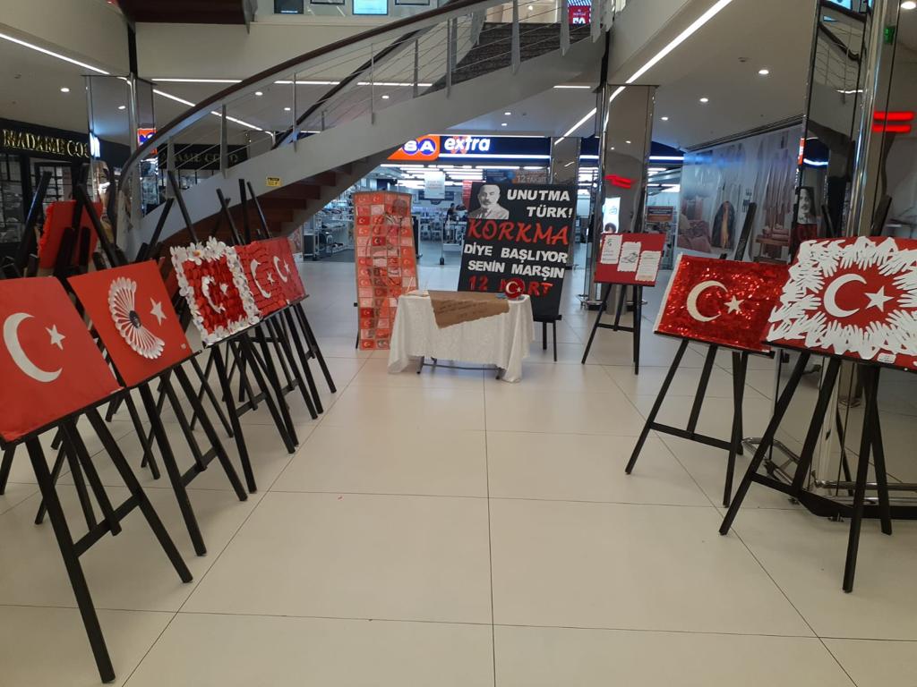 Bursa’da miniklerden ‘İstiklal’ sergisi! Bayrak sevgilerini tuvale yansıttılar Bursa’da miniklerden ‘İstiklal’ sergisi! Bayrak sevgilerini tuvale yansıttılar