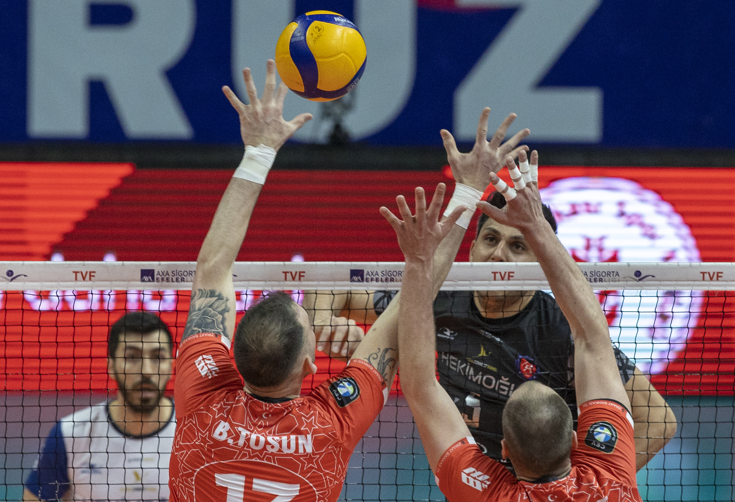 Hekimoğlu Ziraat’e teslim oldu: 3-1 Hekimoğlu Ziraat’e teslim oldu: 3-1