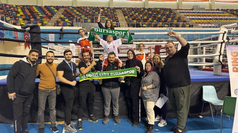 7 yaşında Türkiye Kick Boks şampiyonu olan Bursasporlu Emir Ali