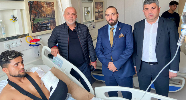 Hasan Çavuşoğlu’ndan kaza geçiren futbolculara ziyaret Hasan Çavuşoğlu’ndan kaza geçiren futbolculara ziyaret