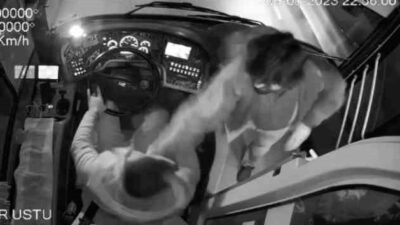 “Düğmeye bastım, durmadın” tartışmasında seyir halindeki şoföre böyle saldırdı