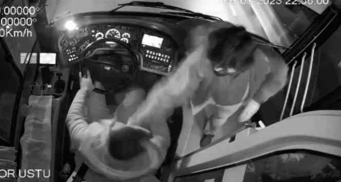 “Düğmeye bastım, durmadın” tartışmasında seyir halindeki şoföre böyle saldırdı