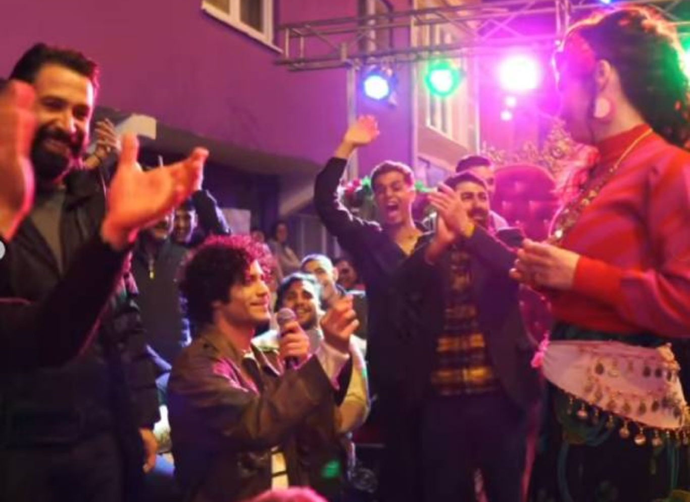 Film setinde evlilik teklifi aldı