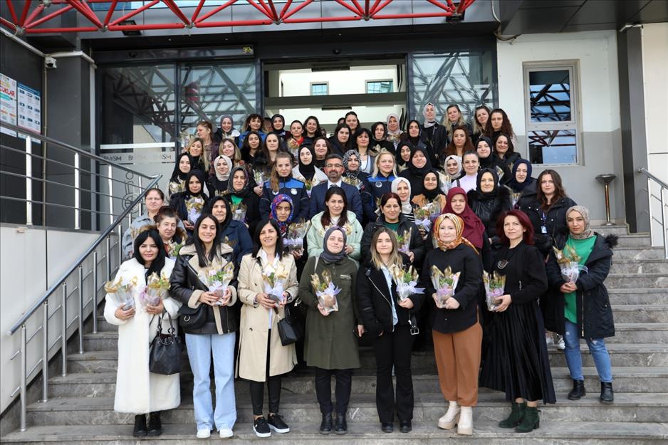 İnegöl Belediyesi’nden kadın personellere 8 Mart sürprizi İnegöl Belediyesi’nden kadın personellere 8 Mart sürprizi