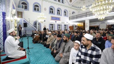 Hafız Osman Bostancı teravihte İnegöl cemaatiyle buluştu