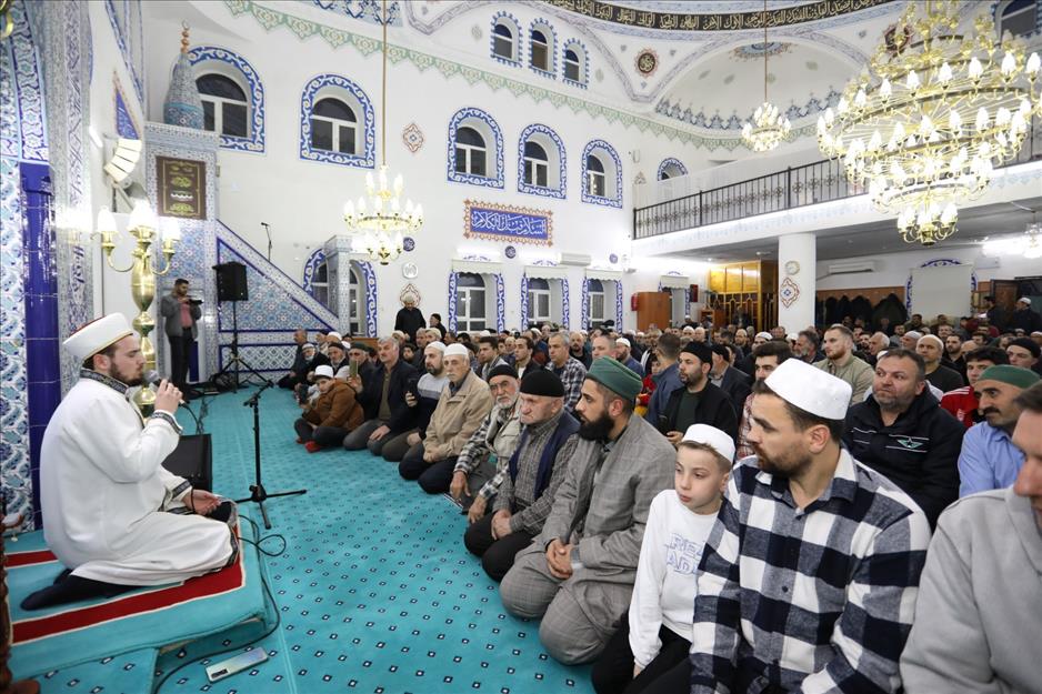 Hafız Osman Bostancı teravihte İnegöl cemaatiyle buluştu