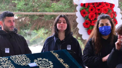 Tabuta bakışı yürek burktu… Babasını gözyaşları içinde uğurladı!