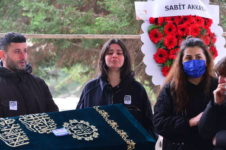 Tabuta bakışı yürek burktu… Babasını gözyaşları içinde uğurladı!