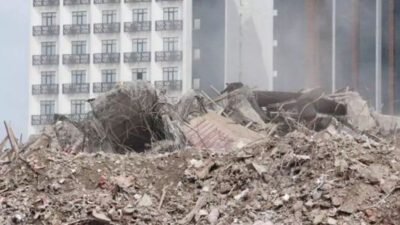 Galeria Sitesi’nin enkazını kaldırma çalışması başladı