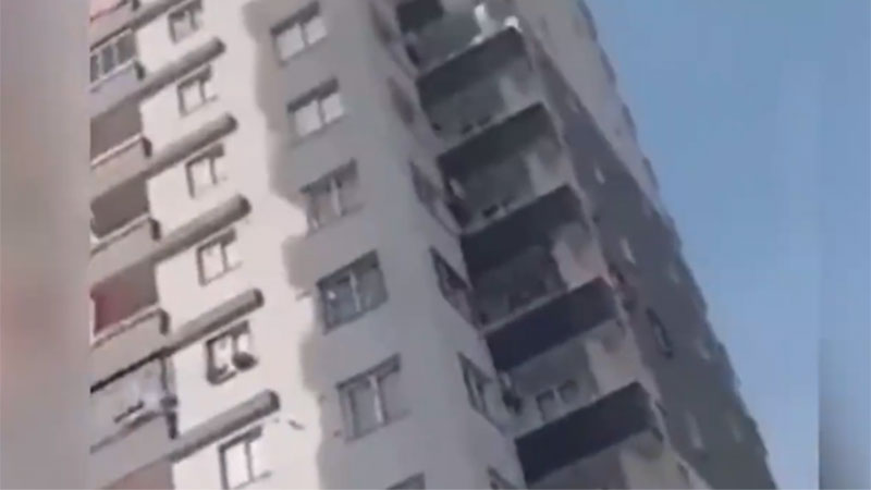 Adana’da ağır hasarlı binaya yemek siparişi götüren kurye böyle isyan etti! “35 TL’ye canımı mı vereyim?”