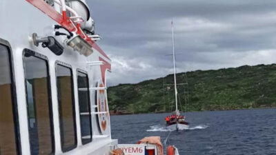 Motor arızası nedeniyle sürüklenen tekne kurtarıldı