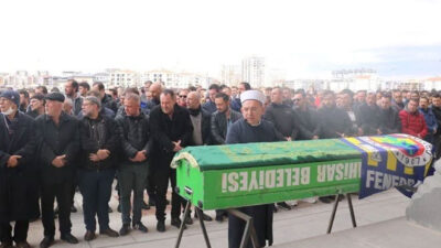 16 yaşındaki sürücü park halindeki araçlara çarptı: 1 ölü, 4 yaralı