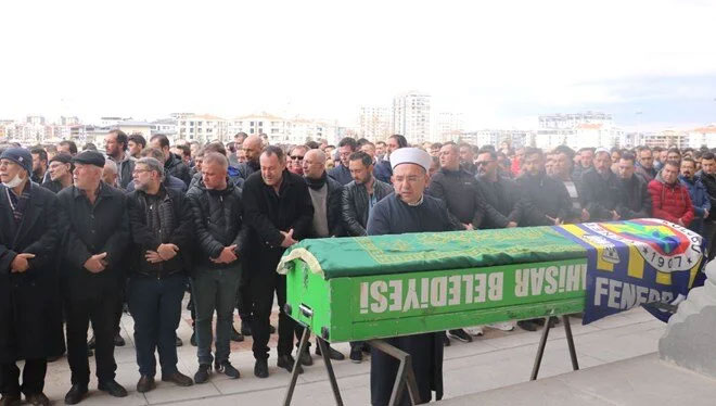 16 yaşındaki sürücü park halindeki araçlara çarptı: 1 ölü, 4 yaralı