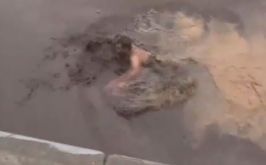 Sel sularından inanılmaz kurtuluş… Alt geçitte mahsur kalan şahıs kendi imkanlarıyla sudan böyle kurtuldu