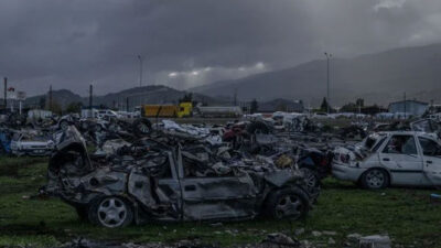 “Araba mezarlığı” felaketin boyutunu gözler önüne seriyor