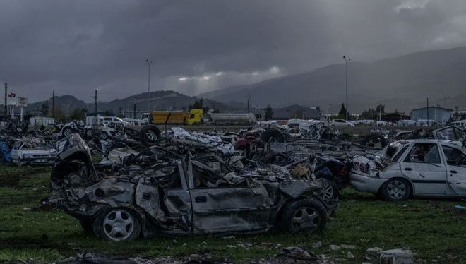 “Araba mezarlığı” felaketin boyutunu gözler önüne seriyor