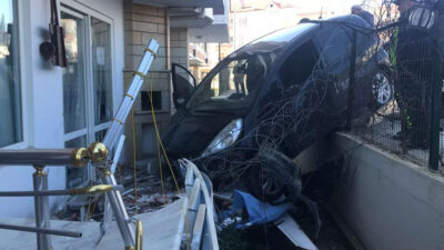 Otomobil, dairenin balkonuna girdi! Sürücü yaralandı