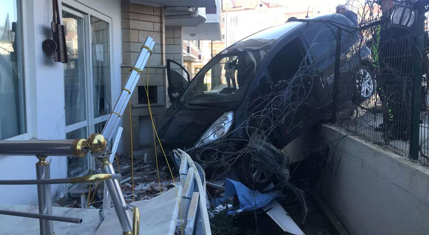 Otomobil, dairenin balkonuna girdi! Sürücü yaralandı