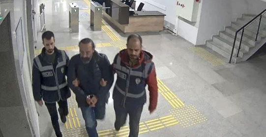 Deprem sonrası kaçmak isterken yakalandı!