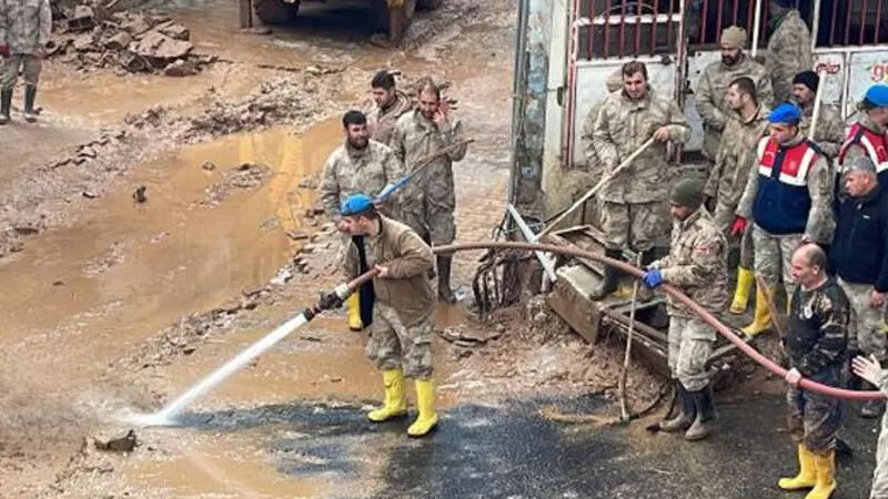 Şanlıurfa’da çamur temizlendi, okullar açıldı! Kayıp TIR sürücüsü aranıyor