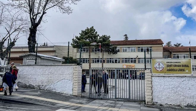 Okuldan uzaklaştırılan öğrenci dehşet saçtı: 1 ölü, 5 yaralı